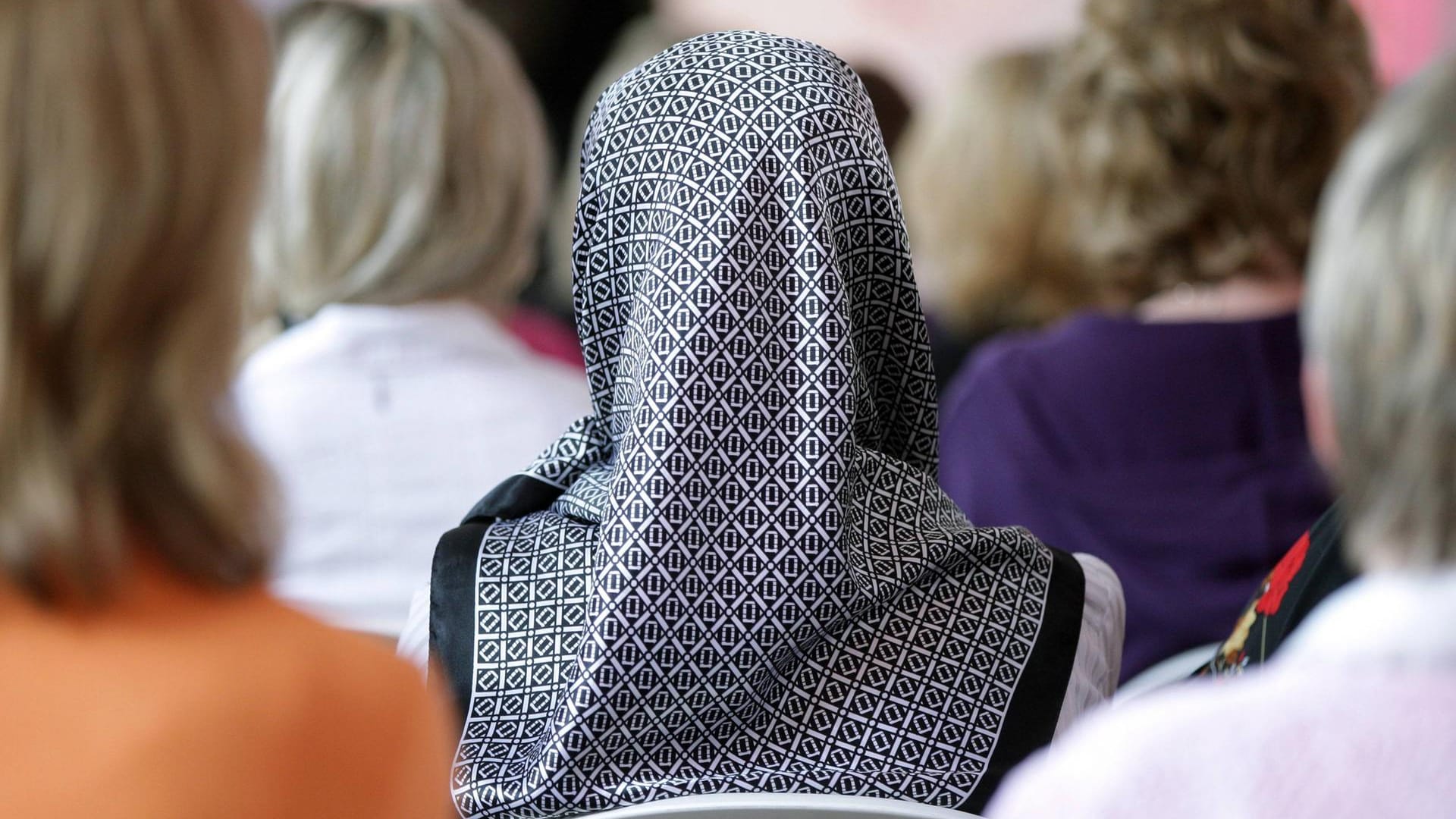 Kopftuchträgerin in Berlin (Symbolfoto): In Kreuzberg musste eine Referendarin eine Grundschule verlassen.