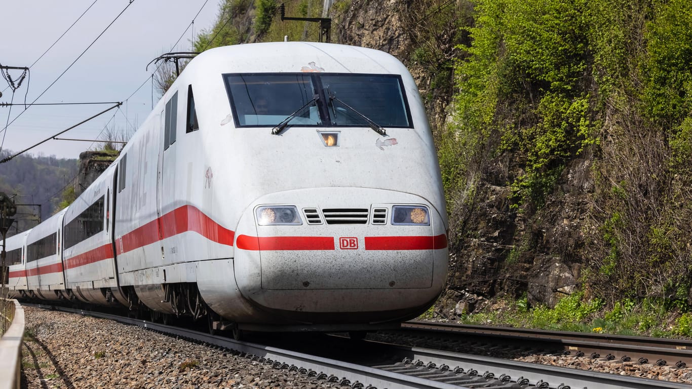 Eine Bahn in Deutschland (Symbolbild): Mittelfranken lässt drei Standorte für das neue ICE-Werk prüfen.