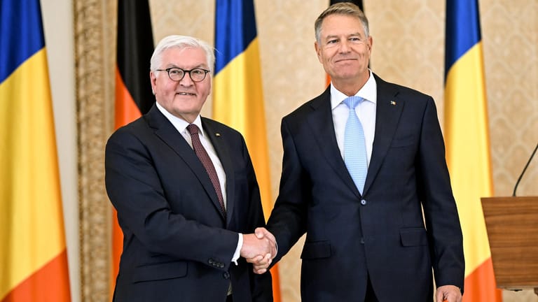 Bundespräsident Frank-Walter Steinmeier (l) trifft den Präsidenten von Rumänien, Klaus Iohannis, im Schloss Cotroceni, dem Amtssitz des Präsidenten.