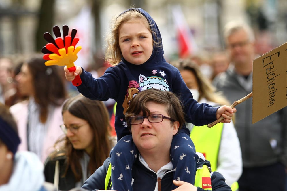Kind im Kindergartenalter bei Demonstration (Symbolbild): Viele städtische Kitas in Bayern sind am Mittwoch bestreikt worden