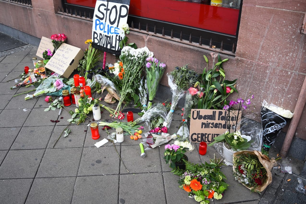 Trauer um einen 47-Jährigen: Er starb nach einer Polizeikontrolle.