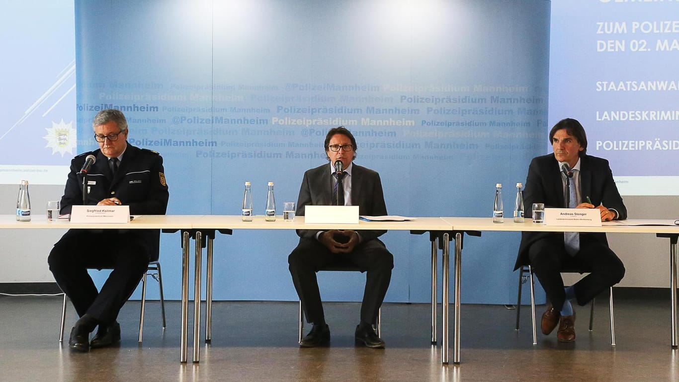 Andreas Stenger (r), Präsident des Landeskriminalamts Baden-Württemberg, Romeo Schüssler (m), Leiter der Staatsanwaltschaft Mannheim, und Siegfried Kollmar (l), Präsident des Polizeipräsidiums Mannheim, sprechen bei der Pressekonferenz.