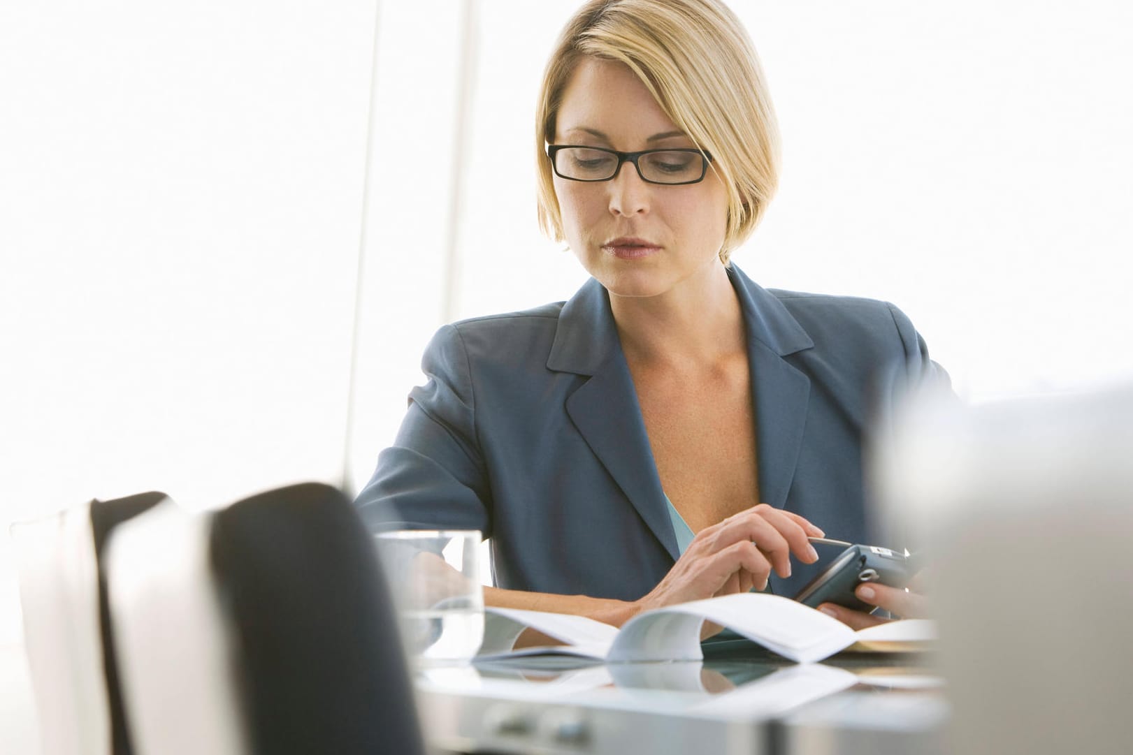 Eine Frau sitzt in einem Konferenzraum (Symbolbild): Arbeitnehmer sind dafür verantwortlich ihre Überstunden zu dokumentieren, das wurde nun gerichtlich bestätigt.