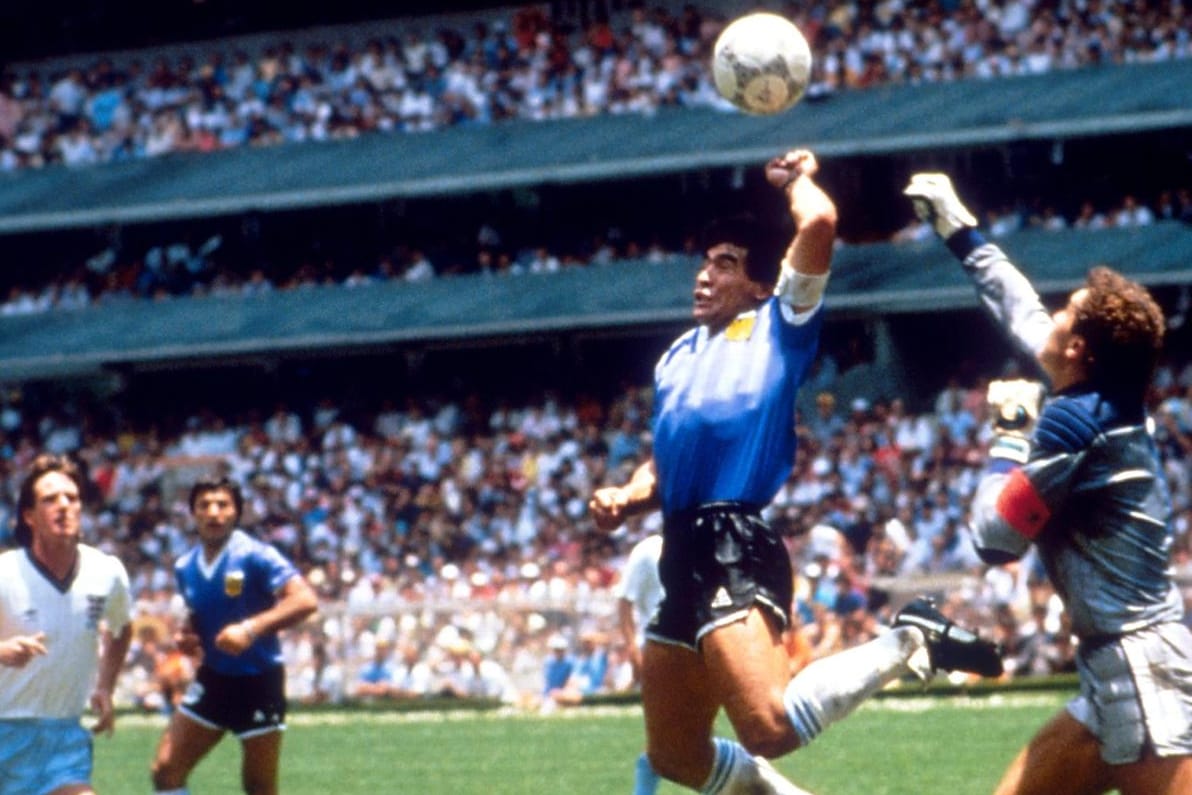 Diego Maradona (l.) beim Tor mit der "Hand Gottes": Sein Trikot wurde nun zu einem Rekordpreis versteigert.