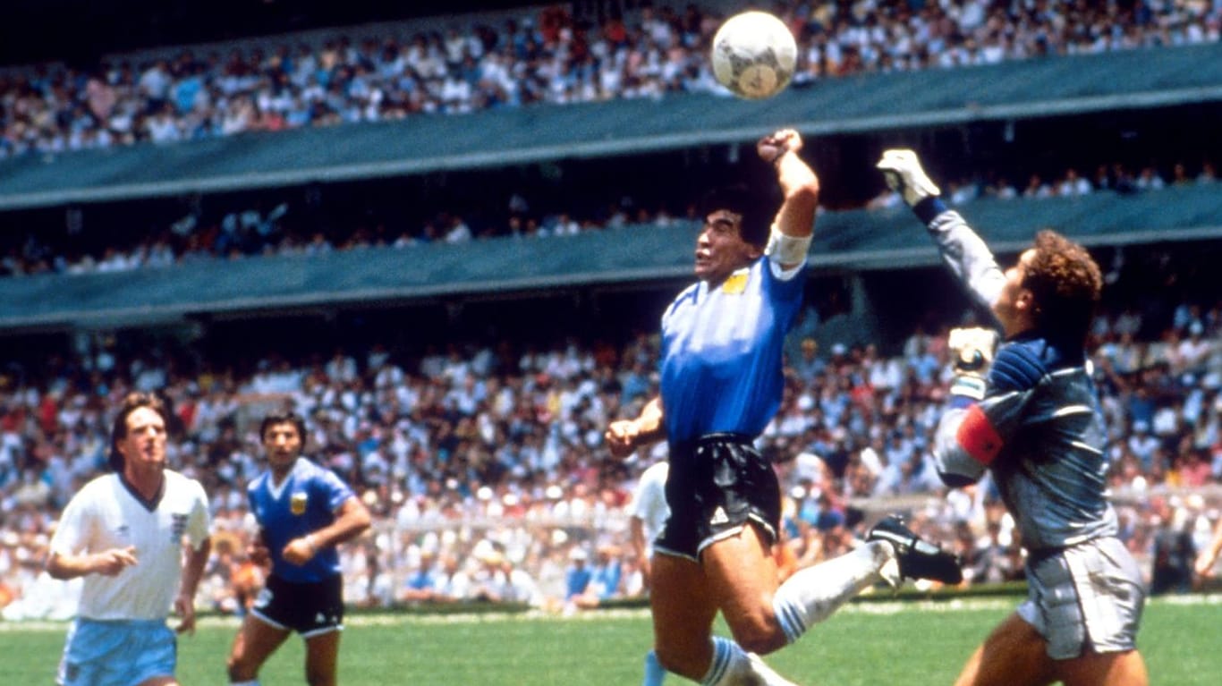 Diego Maradona (l.) beim Tor mit der "Hand Gottes": Sein Trikot wurde nun zu einem Rekordpreis versteigert.