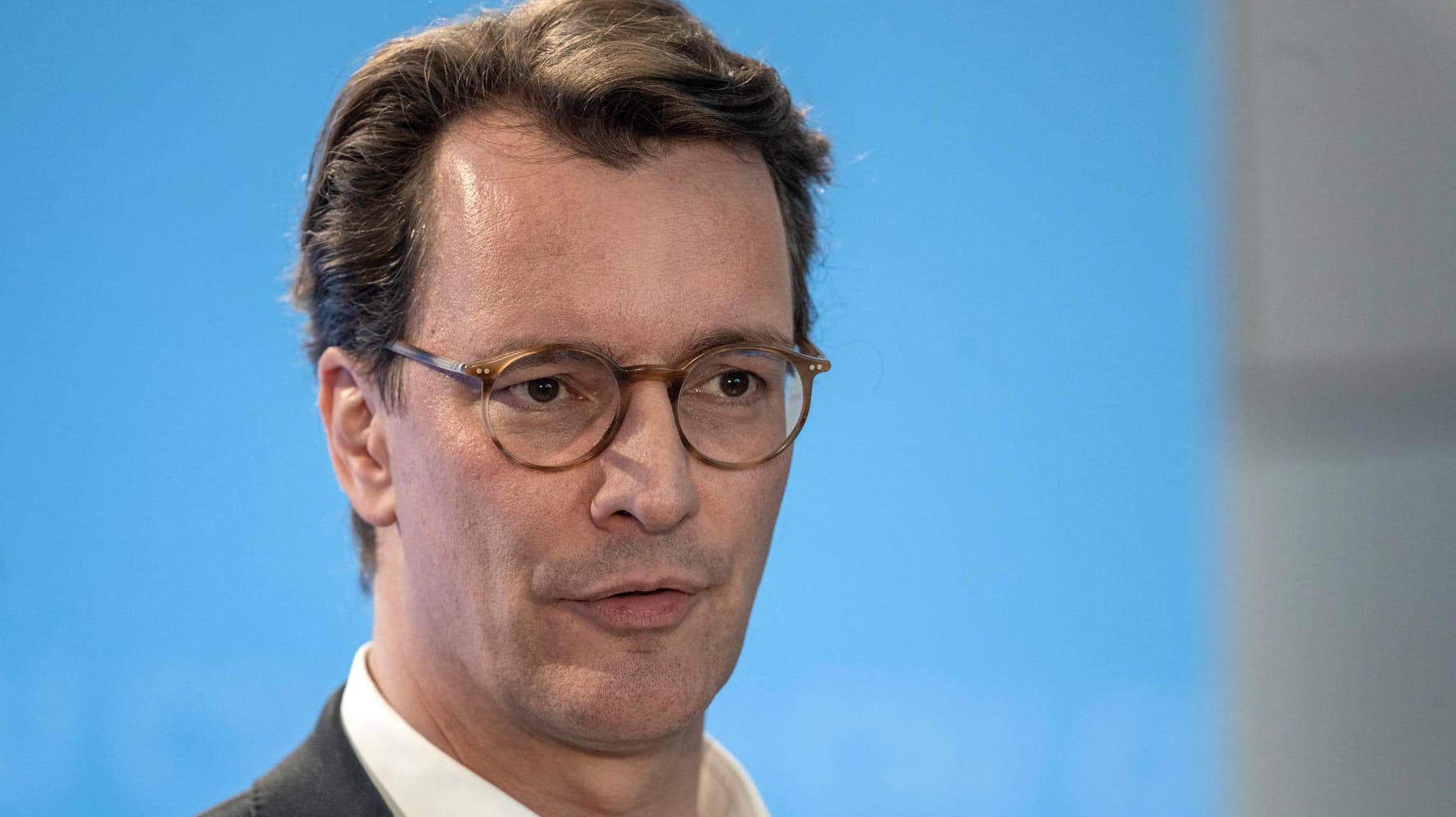 Wenn die Umfrageergebnisse Realität werden, dann bleibt Hendrik Wüst (CDU) Ministerpräsident Nordrhein-Westfalens. Wenn die Umfrageergebnisse Realität werden, dann bleibt Hendrik Wüst (CDU) Ministerpräsident Nordrhein-Westfalens.