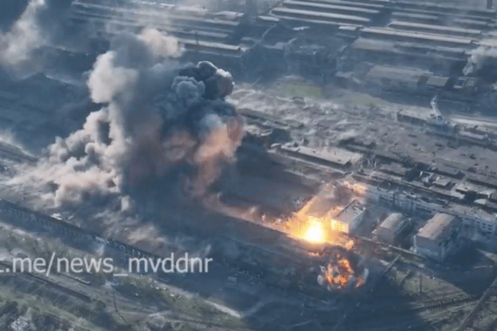 Explosionen in Azow-Stahlwerk: Separatisten veröffentlichten diese Aufnahmen.
