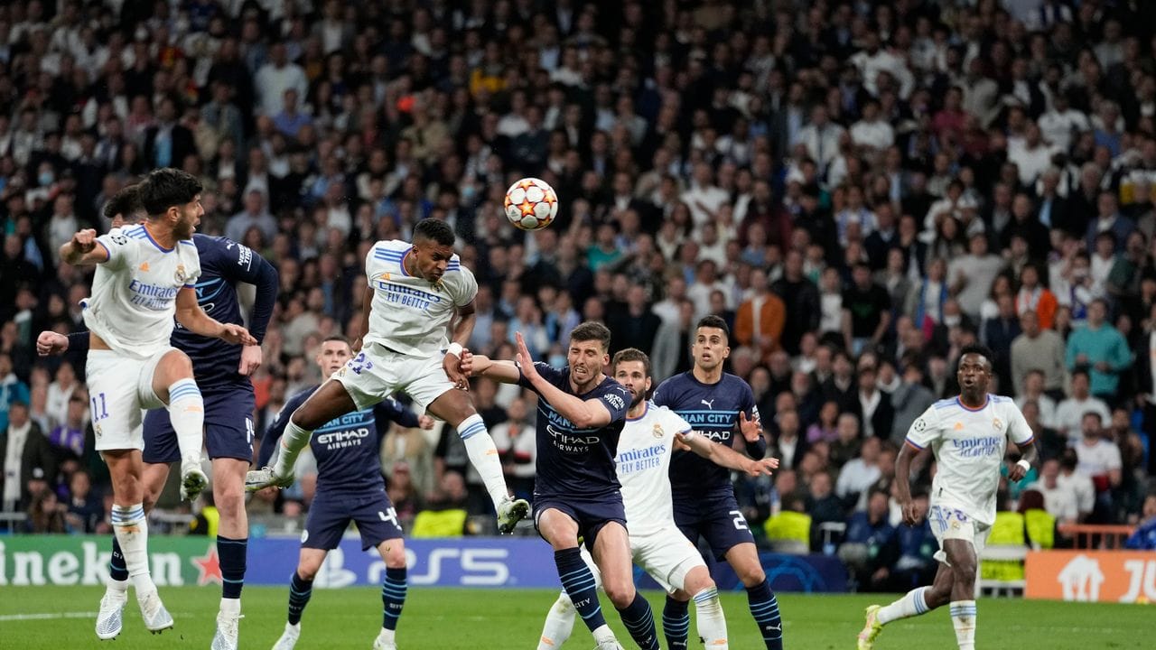 Rodrygo (M) von Real Madrid erzielt das zweite Tor seiner Mannschaft gegen Manchester City.