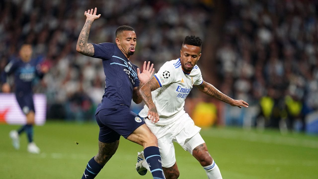 Eder Militao (r) von Real Madrid im Kampf um den Ball gegen Gabriel Jesus von Manchester City.