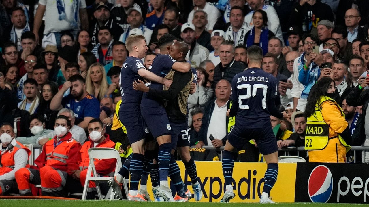 Die Spieler von Manchester City jubeln über das 1:0 bei Real Madrid.
