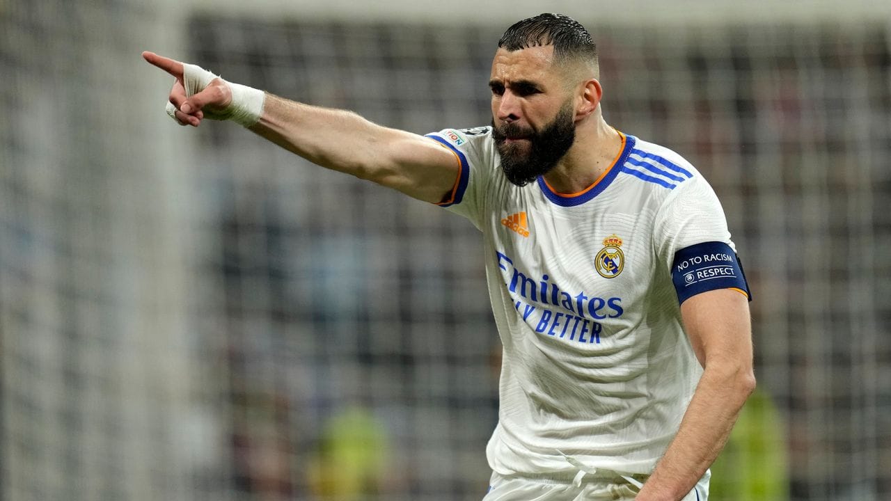 Karim Benzema jubelt nach seinem verwandelten Elfmeter und über das 3:1 für Real Madrid.