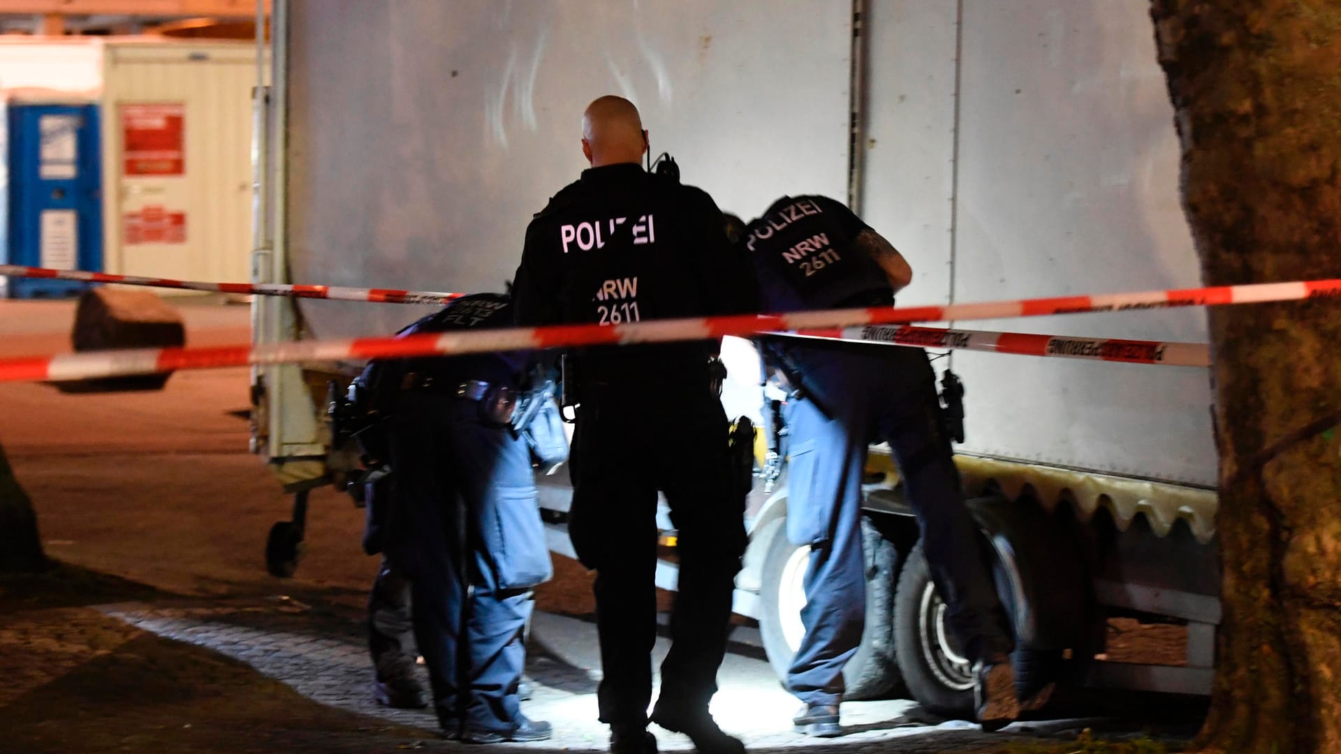 Polizisten suchen in der Nacht nach Spuren der Schießerei auf dem Hamborner Altmarkt in Marxloh. Bei einer Auseinandersetzung mit Schusswaffen sind am Mittwochabend in Duisburg vier Personen verletzt worden.