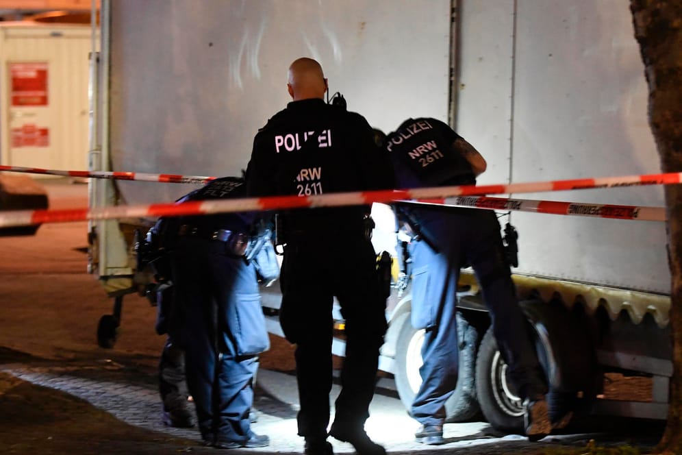 Polizisten suchen in der Nacht nach Spuren der Schießerei auf dem Hamborner Altmarkt in Marxloh. Bei einer Auseinandersetzung mit Schusswaffen sind am Mittwochabend in Duisburg vier Personen verletzt worden.