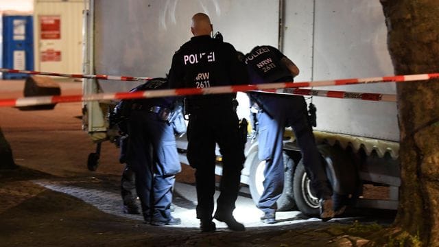 Polizisten suchen in der Nacht nach Spuren der Schiesserei auf dem Hamborner Altmarkt in Marxloh. Polizisten suchen in der Nacht nach Spuren der Schiesserei auf dem Hamborner Altmarkt in Marxloh.