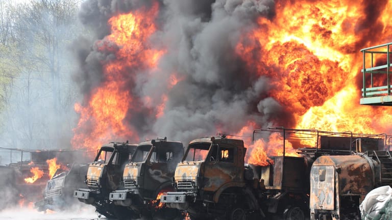Brennende Fahrzeuge in einem Öldepot nach dem Einschlag von Raketen in einem von den von Russland unterstützten Separatisten kontrollierten Gebiet in Makiivka.