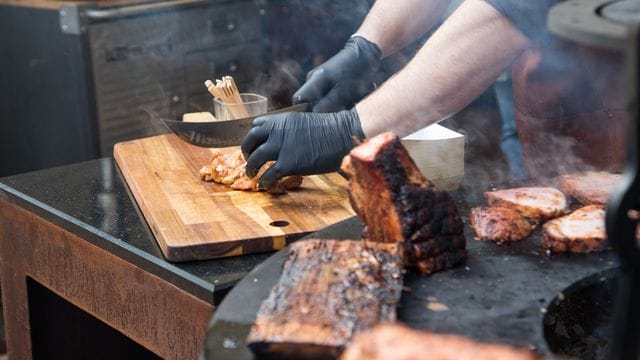 Grillen war gestern: Beim Smoken werden die Speisen nicht direkt über dem Feuer, sondern in Heißluft oder Rauch über längere Zeit indirekt gegart.