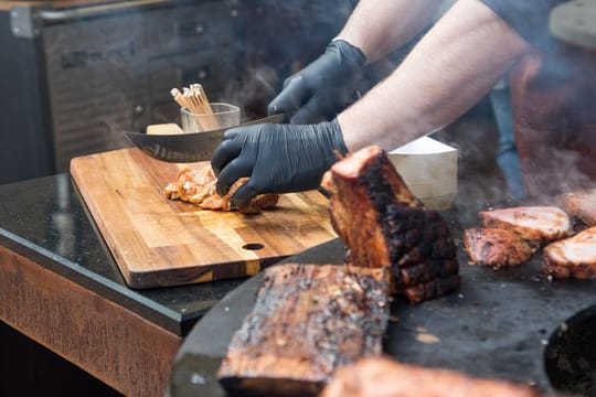 Grillen war gestern: Beim Smoken werden die Speisen nicht direkt über dem Feuer, sondern in Heißluft oder Rauch über längere Zeit indirekt gegart.