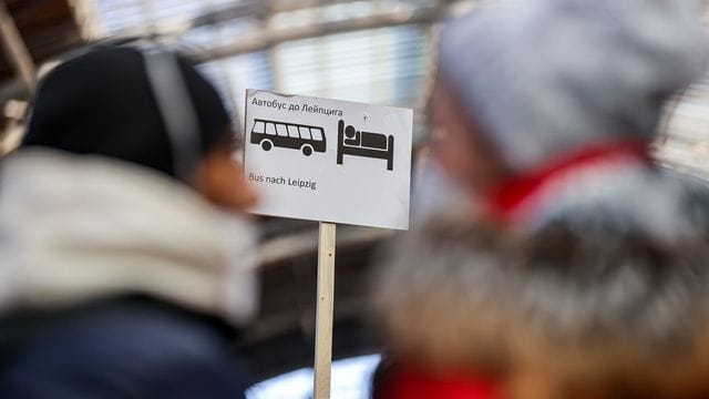 Wer Geflüchtete bei sich zu Hause aufnimmt und dafür eine Aufwandsentschädigung erhält, muss das Einkommen nicht versteuern. Wer Geflüchtete bei sich zu Hause aufnimmt und dafür eine Aufwandsentschädigung erhält, muss das Einkommen nicht versteuern.