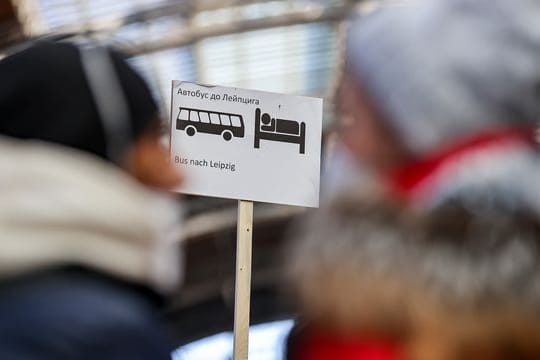 Wer Geflüchtete bei sich zu Hause aufnimmt und dafür eine Aufwandsentschädigung erhält, muss das Einkommen nicht versteuern. Wer Geflüchtete bei sich zu Hause aufnimmt und dafür eine Aufwandsentschädigung erhält, muss das Einkommen nicht versteuern.