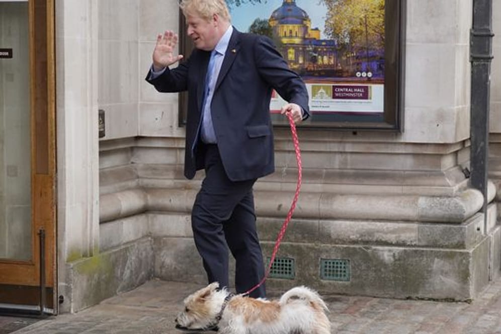 Boris Johnson kommt mit Hund Dilyn zur Wahl.