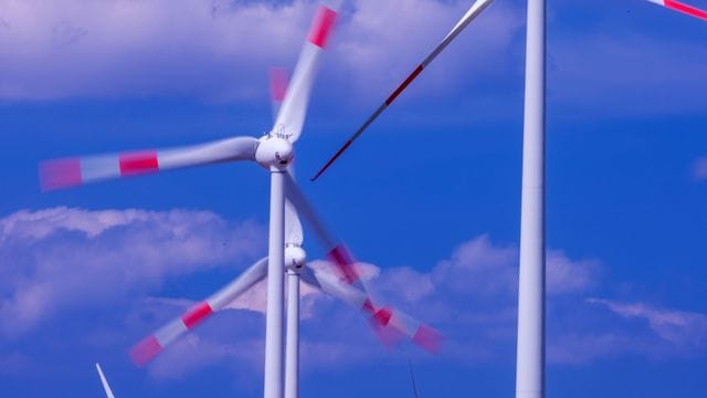 Windkraftanlagen drehen sich in einem Windpark