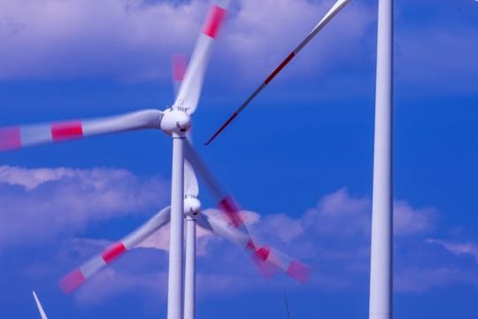 Windkraftanlagen drehen sich in einem Windpark