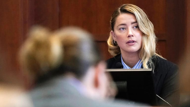 Rechtsstreit zwischen Depp und Heard: Der Schauspieler Johnny Depp hört zu, während die Schauspielerin Amber Heard im Gerichtssaal aussagt.