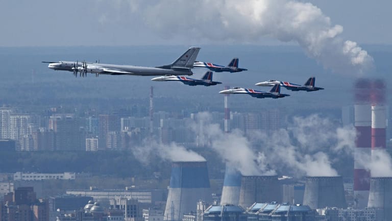 Atomwaffenfähige russische Bomber fliegen über Moskau.