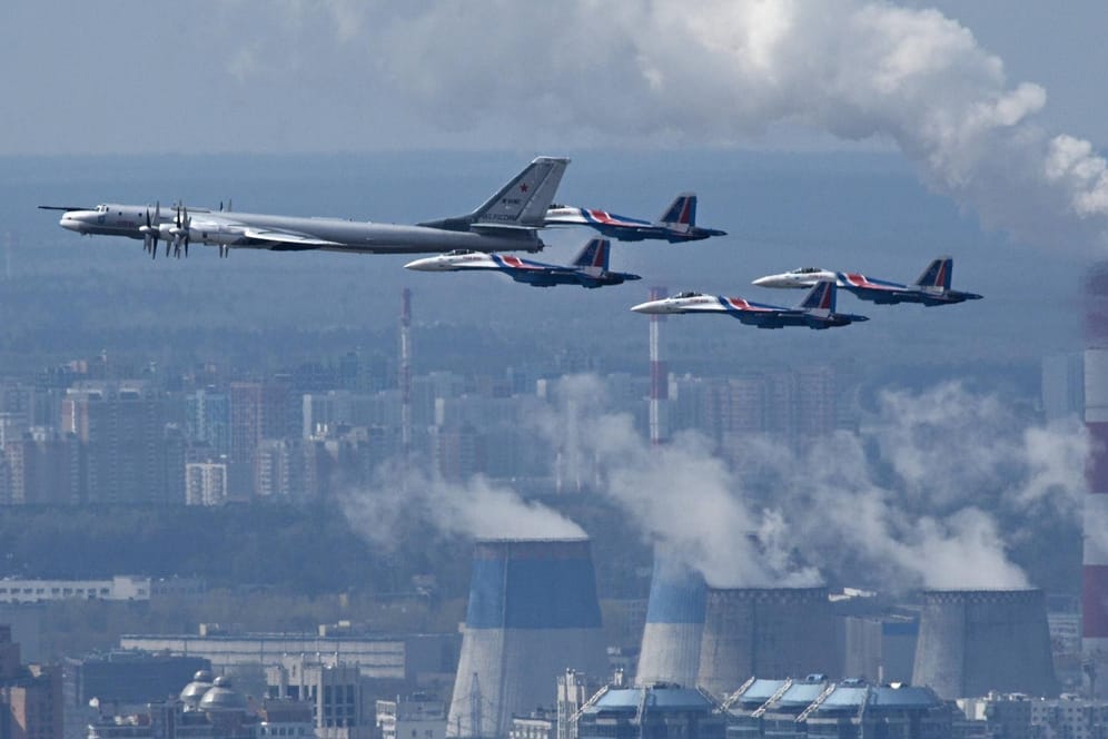 Atomwaffenfähige russische Bomber fliegen über Moskau.