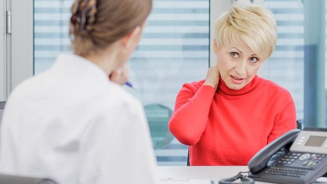 Bei Verdacht auf ein Schleudertrauma in Folge eines Auffahrunfalls sollte man direkt zum Arzt.