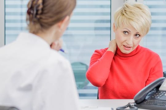 Bei Verdacht auf ein Schleudertrauma in Folge eines Auffahrunfalls sollte man direkt zum Arzt.