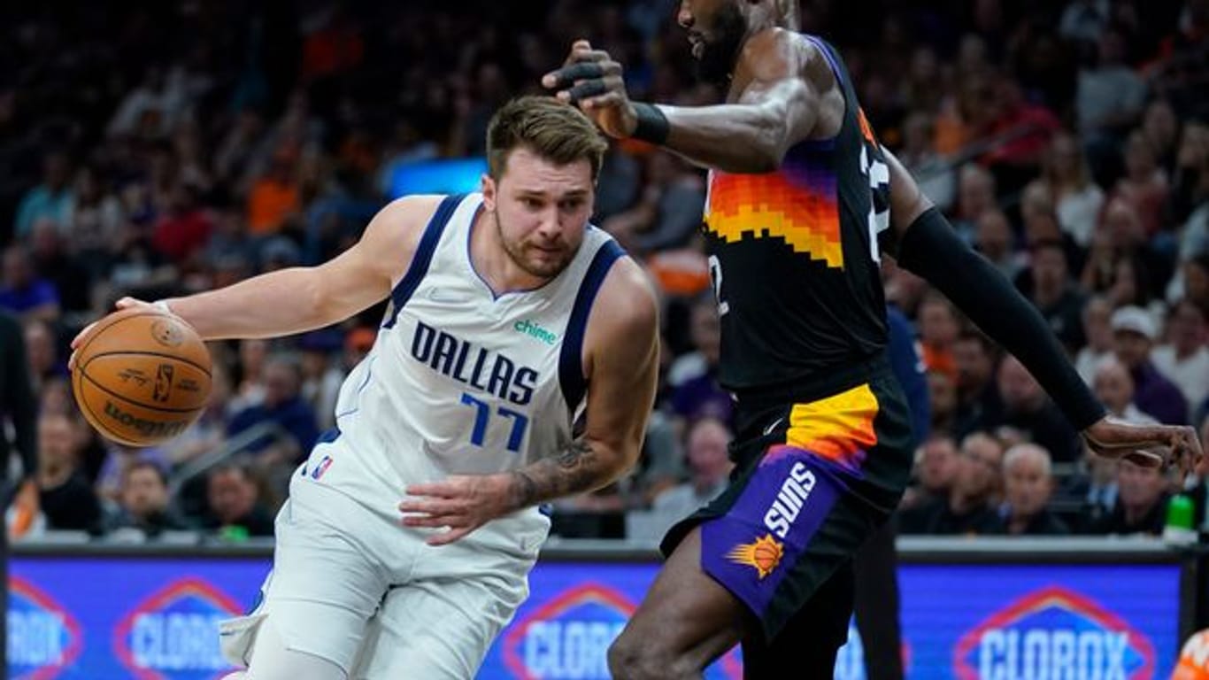 Star-Spielmacher Luka Doncic (l) verlor mit den Dallas Mavericks auch das zweite Spiel gegen die Phoenix Suns um Deandre Ayton.