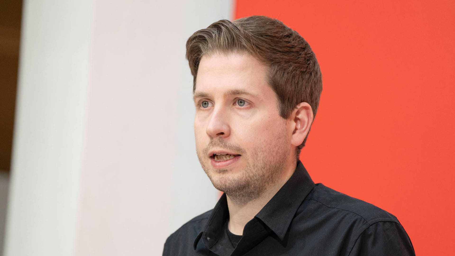 Kevin Kühnert im Willy-Brandt-Haus (Archivbild): Wohnungssuche als "wenig freudvolle Beschäftigung." Kevin Kühnert im Willy-Brandt-Haus (Archivbild): Wohnungssuche als "wenig freudvolle Beschäftigung."