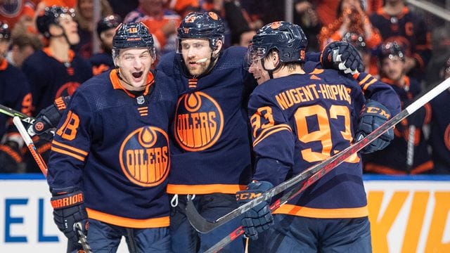 Die Edmonton Oilers um Leon Draisaitl (M.