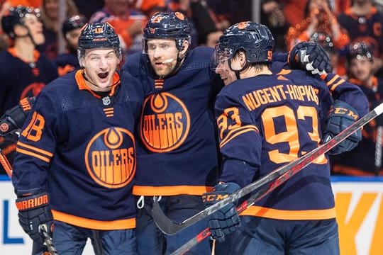 Die Edmonton Oilers um Leon Draisaitl (M.