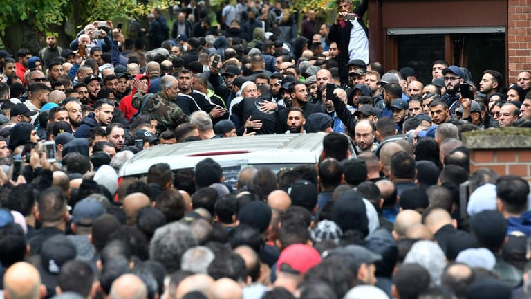 Zahlreiche Männer bei der Beerdigung von Nidal R. im September 2018 (Archivbild): Vor wenigen Tagen war auch sein Bruder getötet worden.