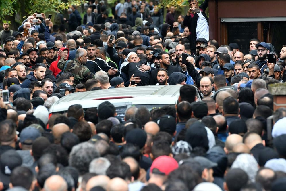Zahlreiche Männer bei der Beerdigung von Nidal R. im September 2018 (Archivbild): Vor wenigen Tagen war auch sein Bruder getötet worden.