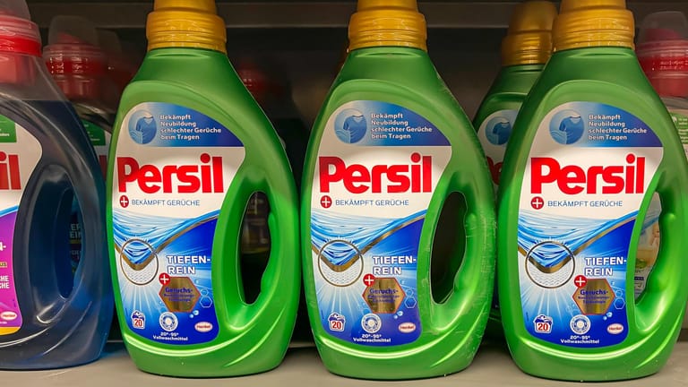 Persil-Flaschen (Symbolbild): Der Henkel-Konzern will die Geschäfte mit Wasch- und Reinigungsmitteln mit dem Kosmetik-Geschäft zusammenlegen.