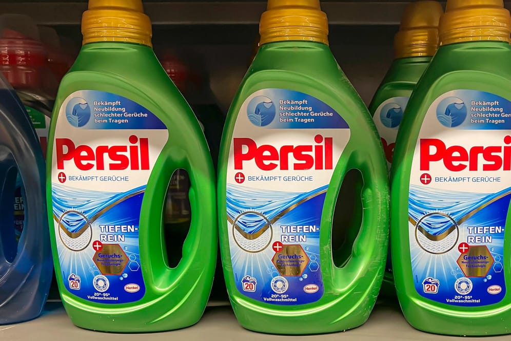 Persil-Flaschen (Symbolbild): Der Henkel-Konzern will die Geschäfte mit Wasch- und Reinigungsmitteln mit dem Kosmetik-Geschäft zusammenlegen.