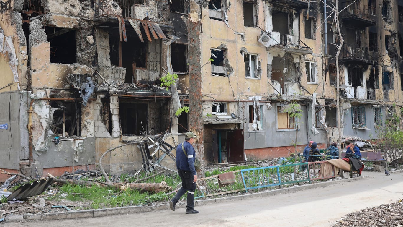 Zerstöre Häuser in Mariupol: Die Stadt ist von den Kämpfen zwischen russischen und ukrainischen Truppen schwer gezeichnet.