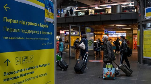 Plakat mit Informationen für Geflüchtete aus der Ukraine Plakat mit Informationen für Geflüchtete aus der Ukraine