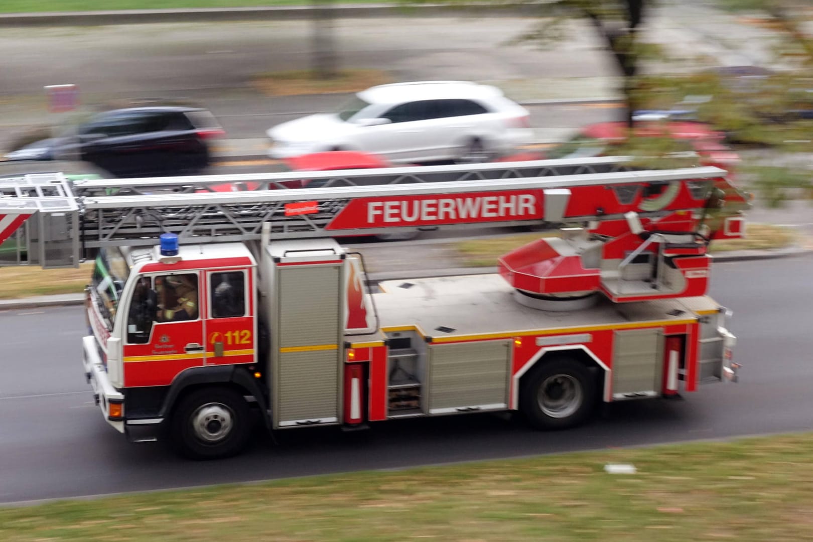 Leiterwagen der Feuerwehr (Symbolbild): Das Feuer wurde gelöscht, bevor es auf weitere Wohnungen überschlagen konnte.