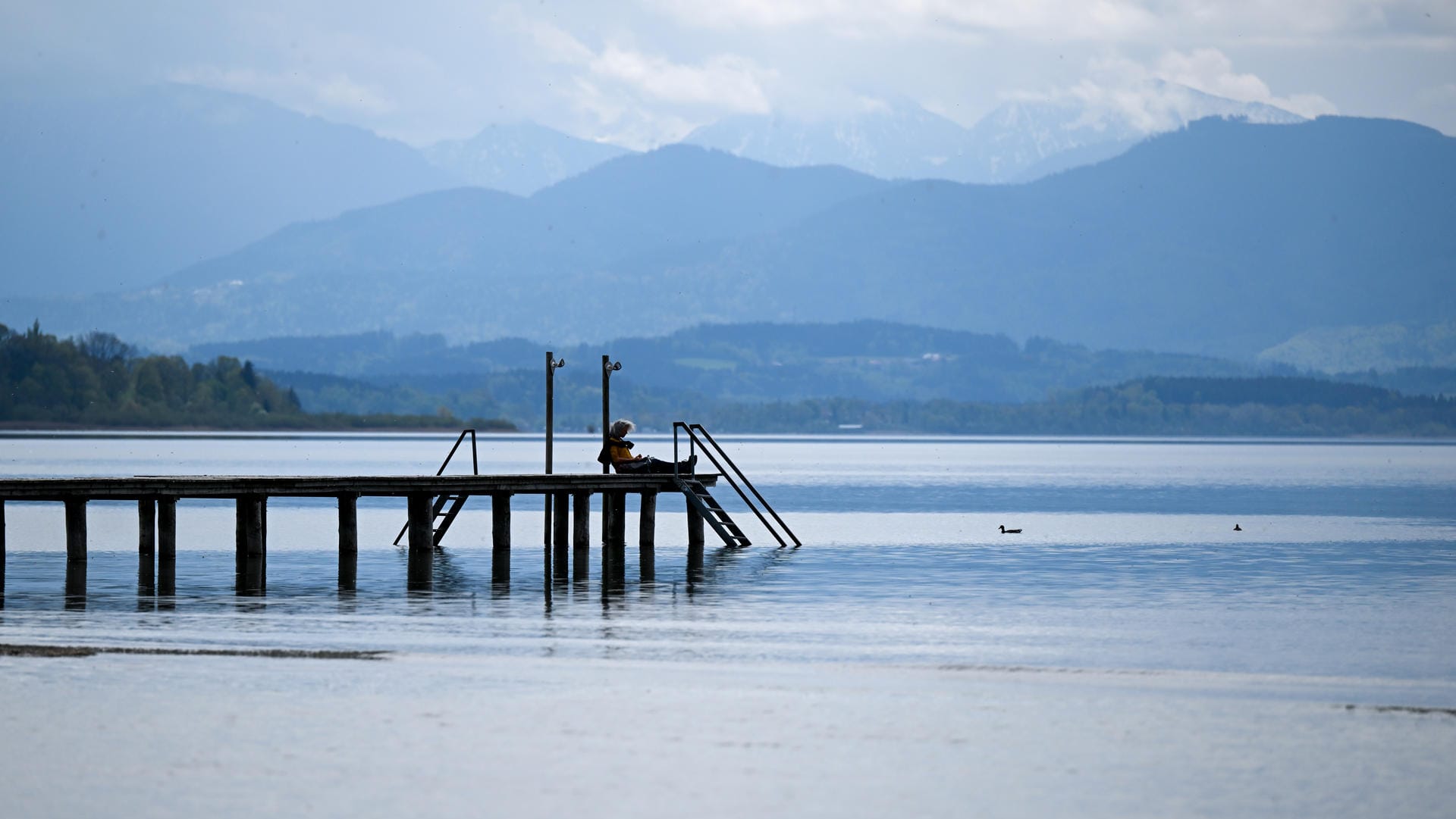 Steg am bayerischen Chiemsee: Im Süden des Bundeslandes ist am Wochenende mit Regen zu rechnen. Steg am bayerischen Chiemsee: Im Süden des Bundeslandes ist am Wochenende mit Regen zu rechnen.