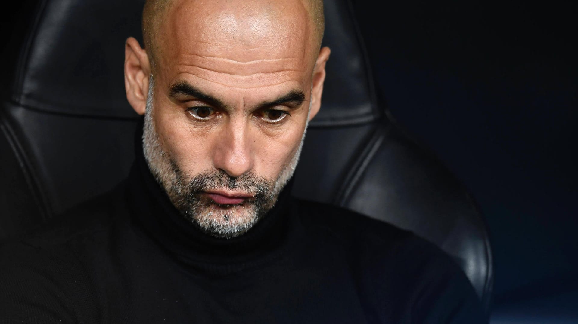 Pep Guardiola: Der Trainer von Manchester City sitzt ratlos auf der Bank, sein Team ist aus der Königsklasse ausgeschieden.