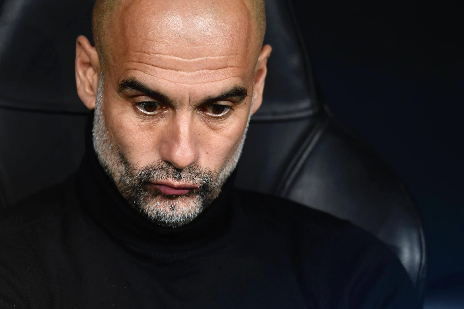 Pep Guardiola: Der Trainer von Manchester City sitzt ratlos auf der Bank, sein Team ist aus der Königsklasse ausgeschieden.