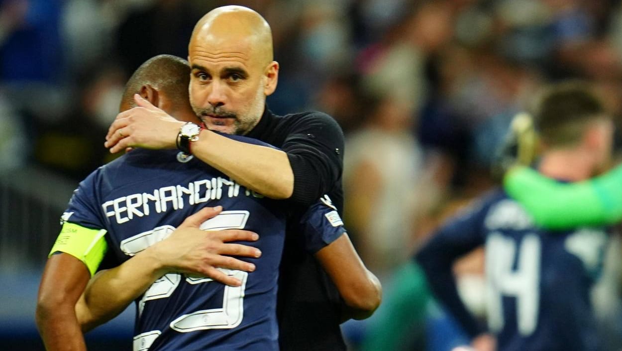 Pep Guardiola und sein Spieler Fernandinho (vorne): Der Trainer muss den Mittelfeldspieler nach dem Aus trösten.