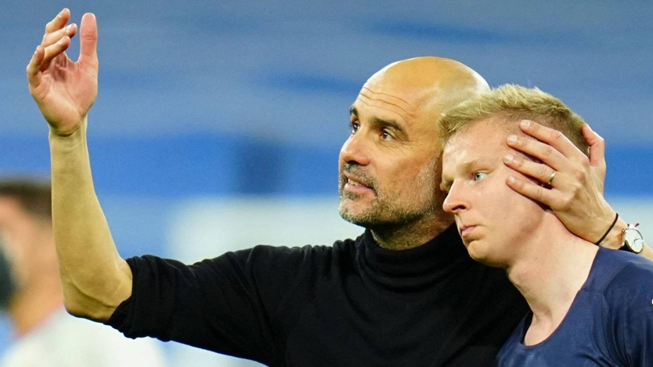 Pep Guardiola (li.): Der geschlagene City-Trainer versucht seinen Spieler Oleksandr Zinchenko zu trösten.