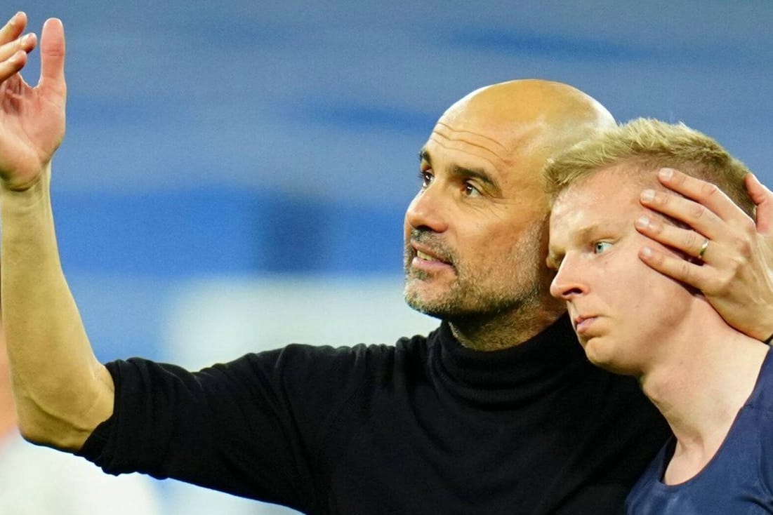 Pep Guardiola (li.): Der geschlagene City-Trainer versucht seinen Spieler Oleksandr Zinchenko zu trösten.