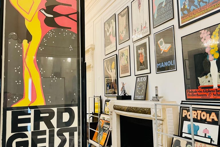 Ausgestellte Plakate aus dem Nachlass von Karl Lagerfeld: Der Modeschöpfer sammelte leidenschaftlich alte Werbeplakate.