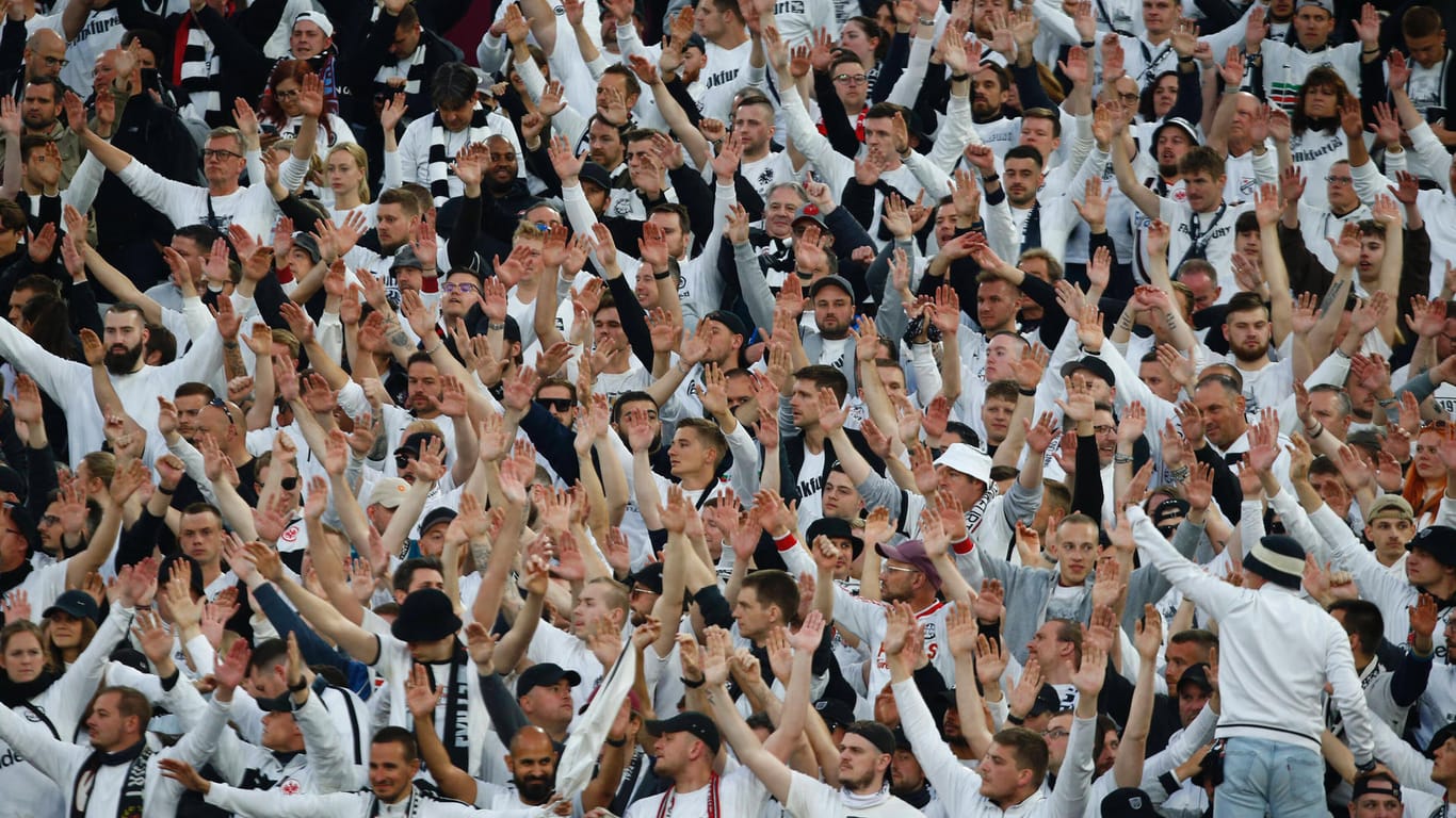 Fans von Eintracht Frankfurt beim EL-Hinspiel in London (Archivbild): In der zweiten Nacht in Folge griffen vermutlich wieder Eintracht-Fans die Anhänger von West Ham United an.